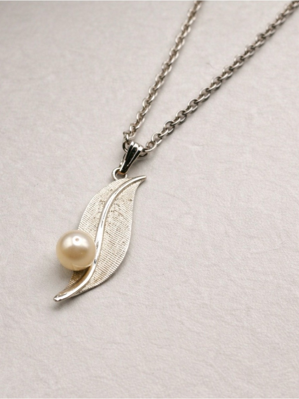 Vintage Sterling Silver Leaf Pearl Pendant Necklace - White Pearl